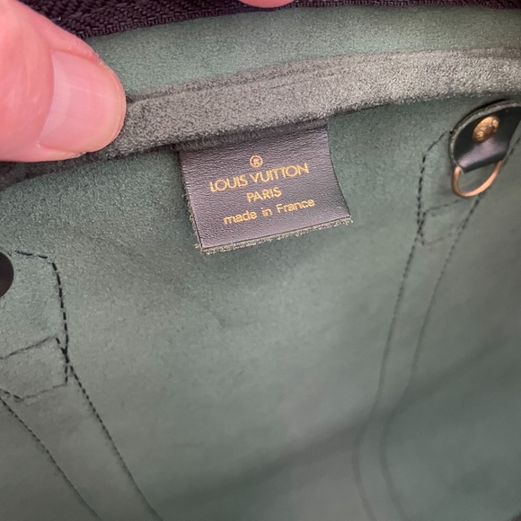 SOLD to a Repeat Customer in Victoria!! Louis Vuitton Taiga Leather Duffel - Picture 6 of 13